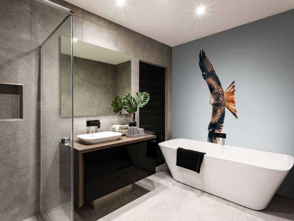 Czerwony latawiec z rozpostartymi skrzydłami