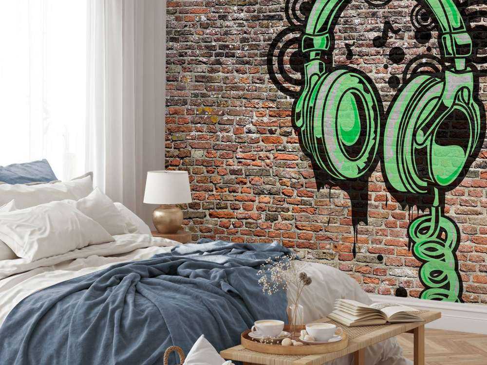 Graffiti na starej ceglanej ścianie