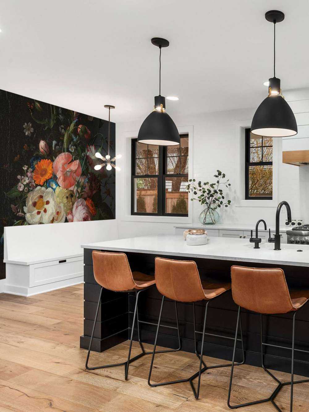 Martwa natura z kwiatami na marmurowym stole