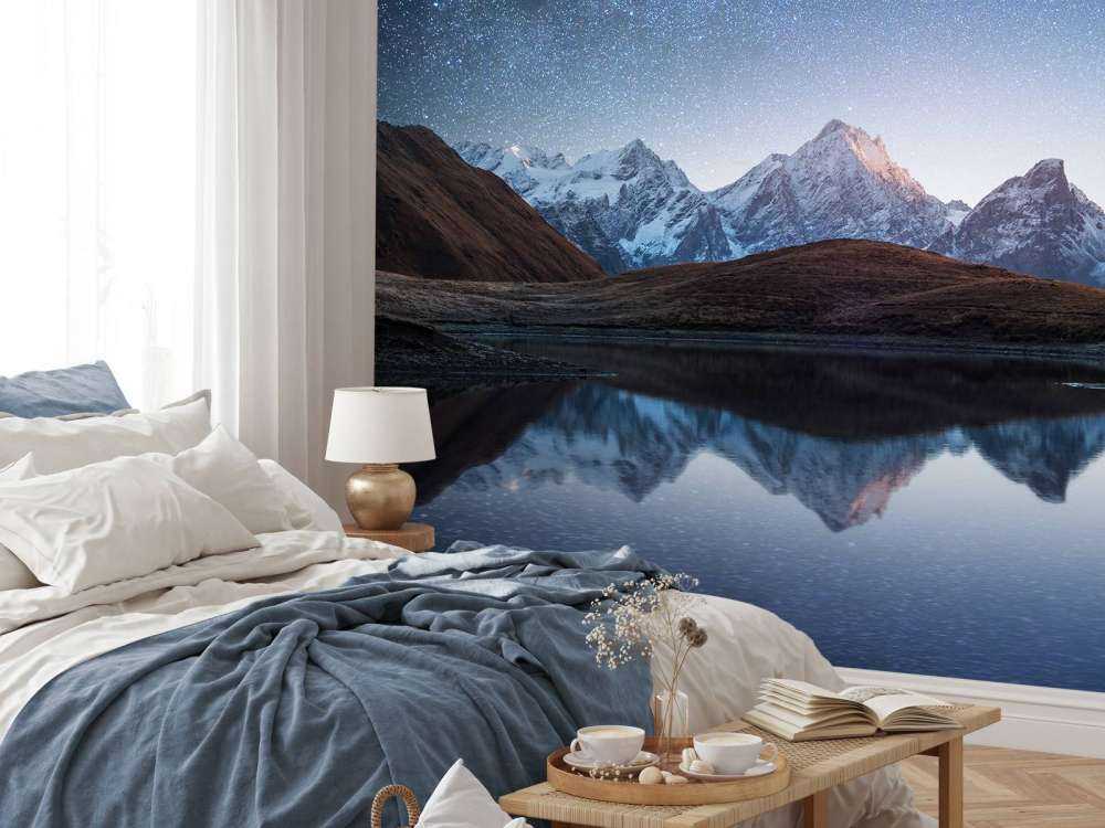 Góry pokryte śniegiem w nocy