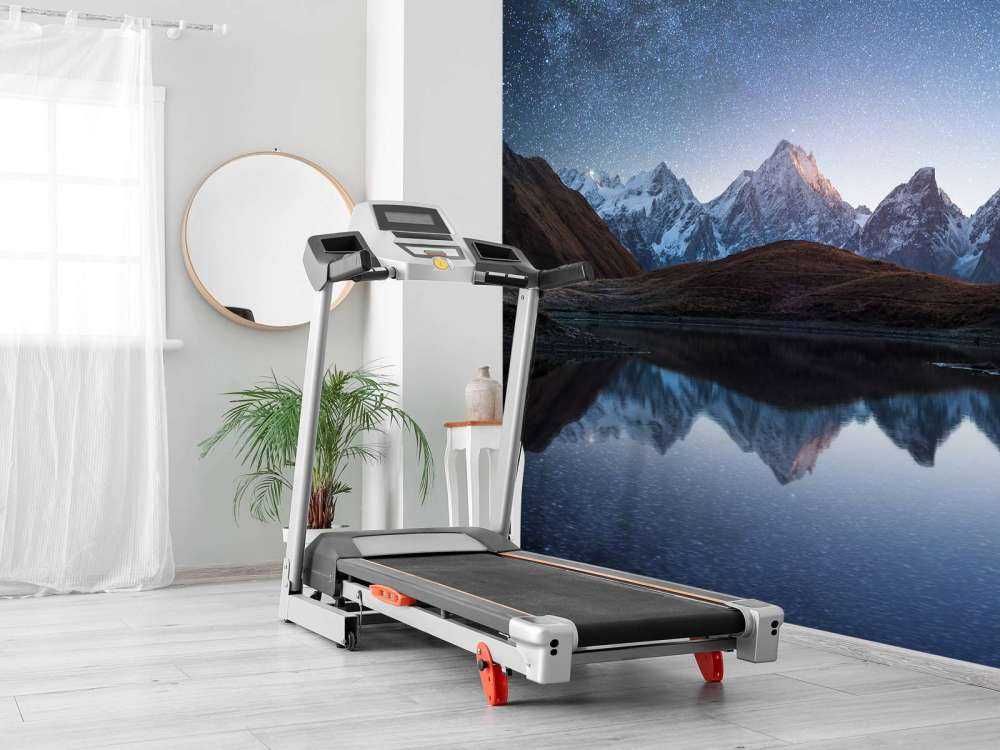 Góry pokryte śniegiem w nocy