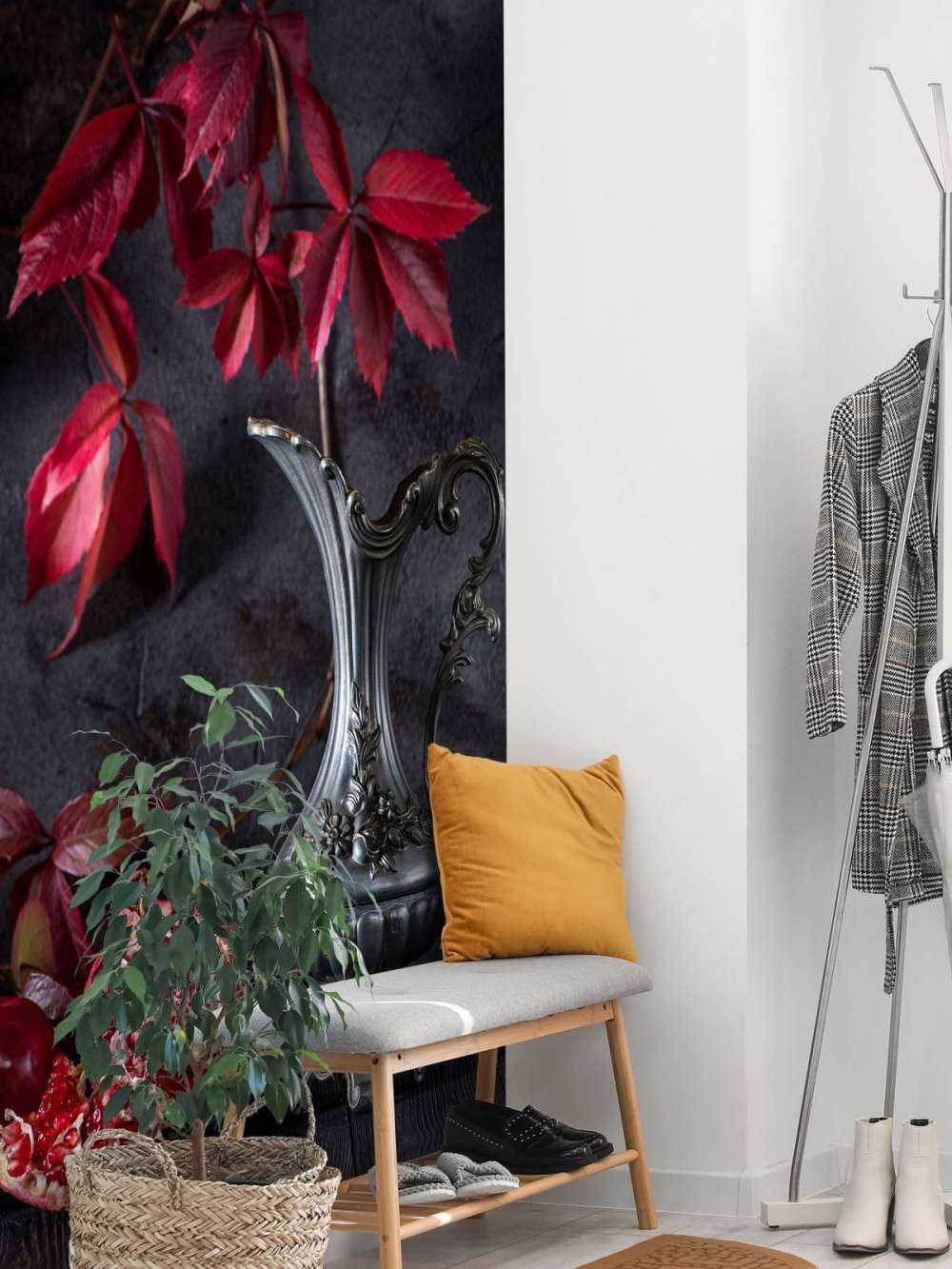 Puszka z czerwonym winem i czerwonymi owocami