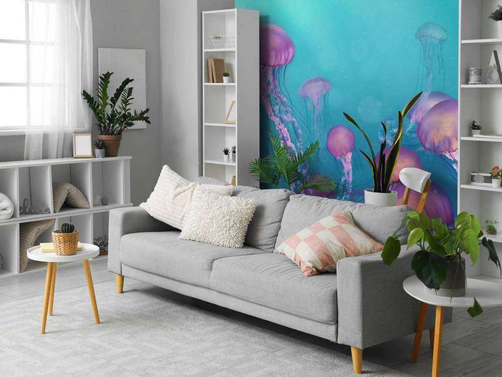 Różowe meduzy w niebieskim morzu