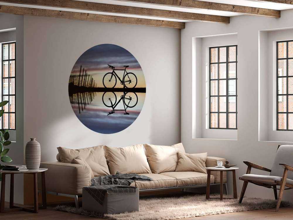 Rower wyścigowy przy zachodzie słońca