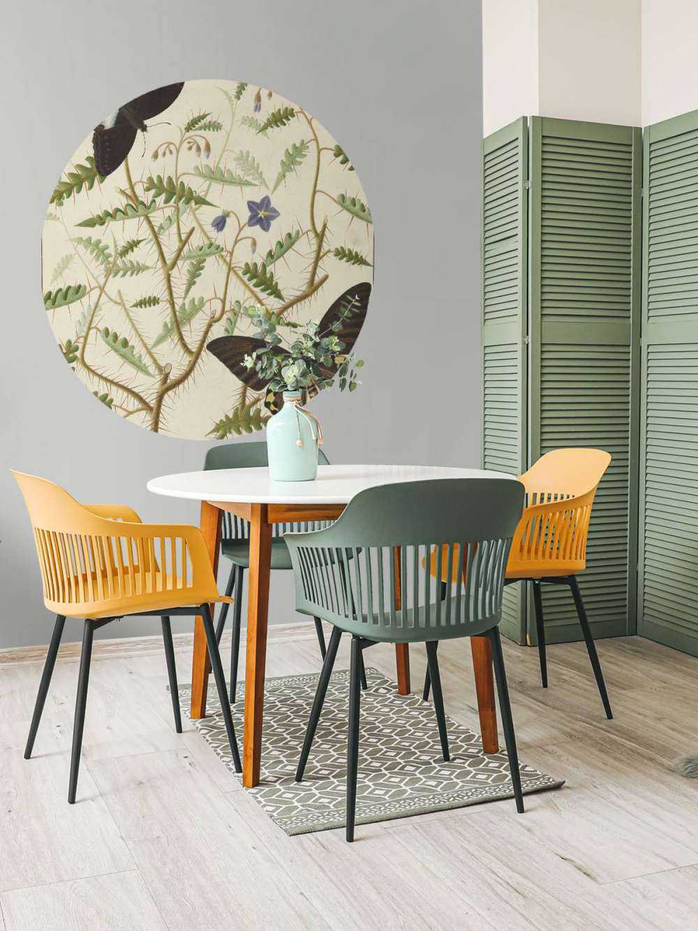 Kwitnący krzew z dwoma egzotycznymi motylami