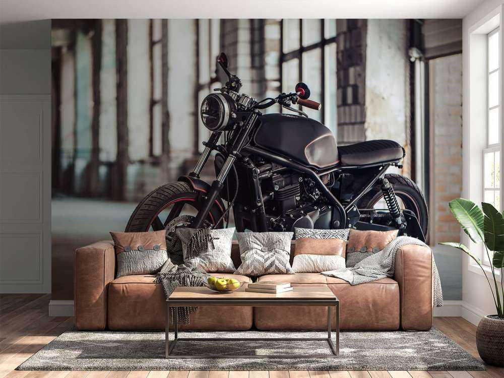 Matowy czarny motocykl