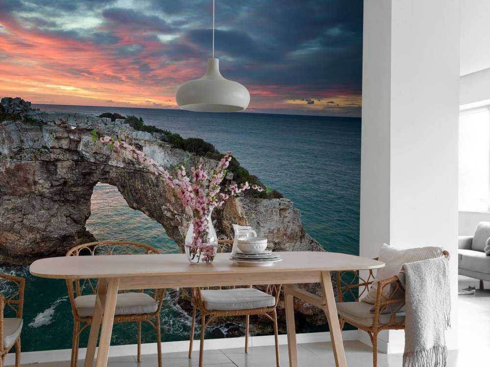 Zakrzywiona skała w morzu