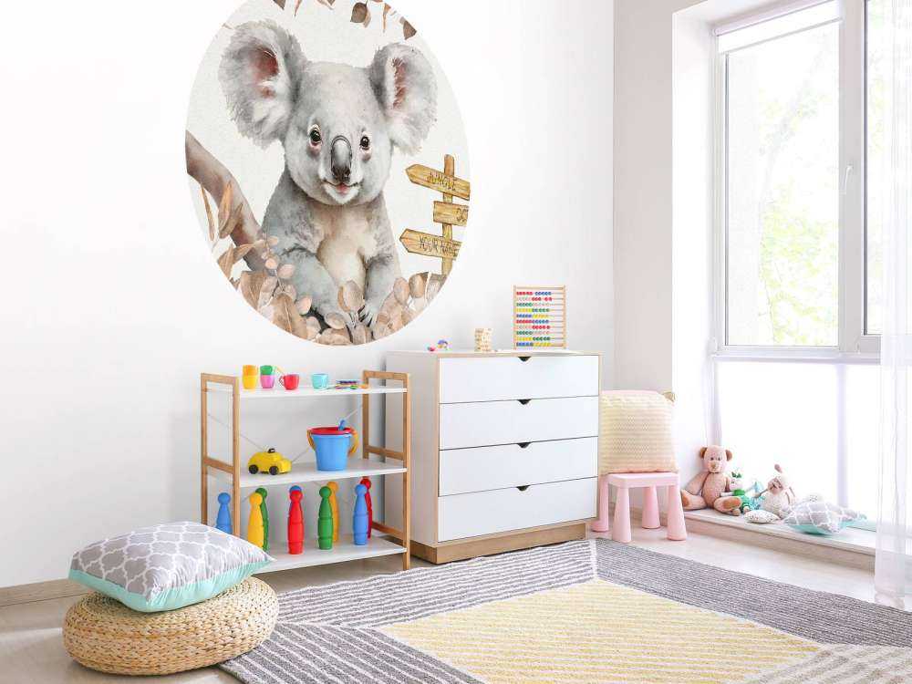 Dziecko koala w dżungli taupe