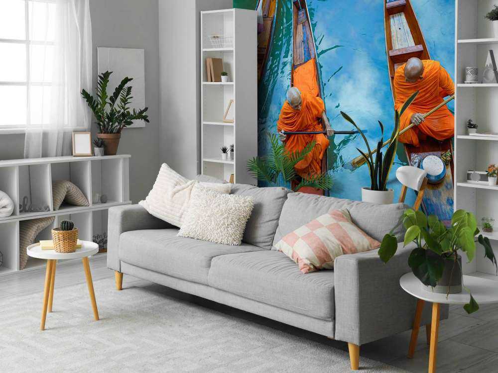 Mnich w drewnianej łodzi