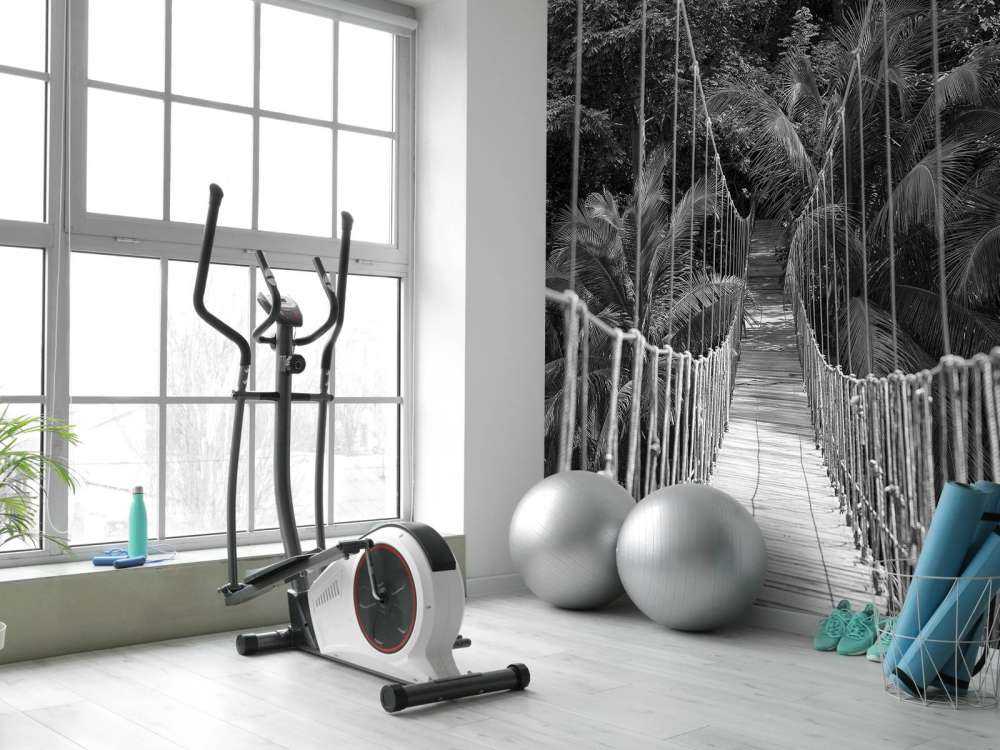 Drewniany mostek między palmami