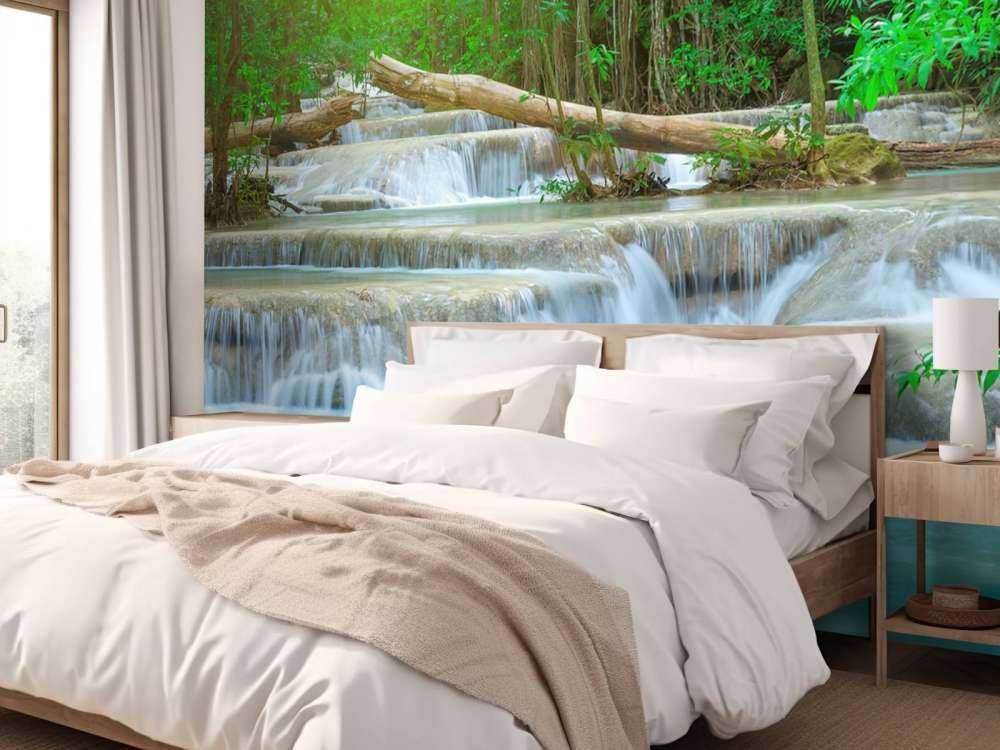 Szeroki wodospad w lesie