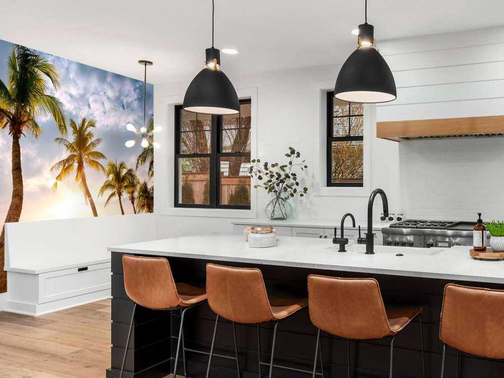 Palmy kokosowe na tle zachodzącego słońca