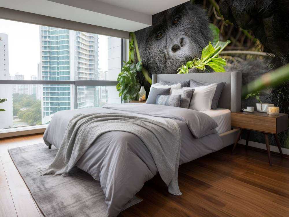 Goryl między gałęziami