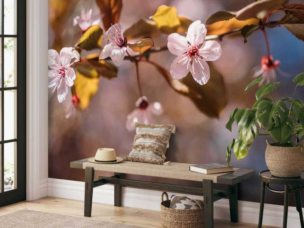 Różowe kwiaty i brązowe liście