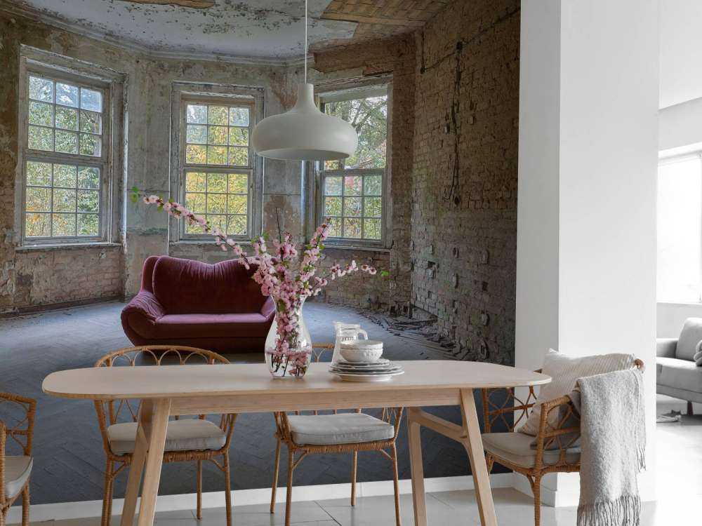 Ławka w opuszczonym pomieszczeniu