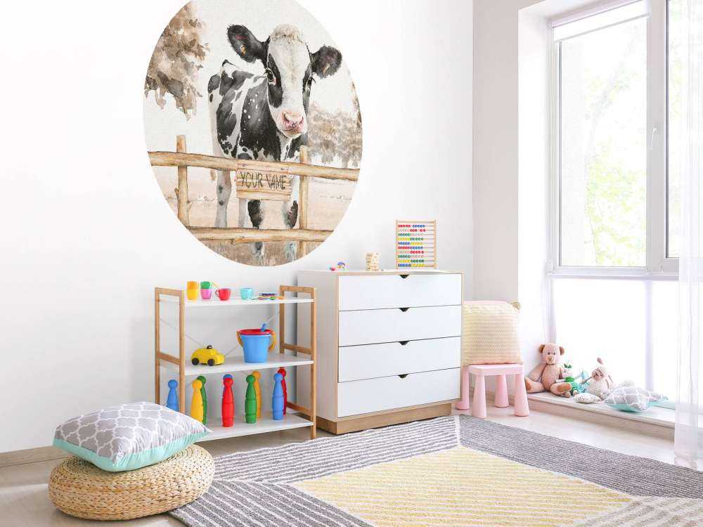 Młoda krowa na łące taupe