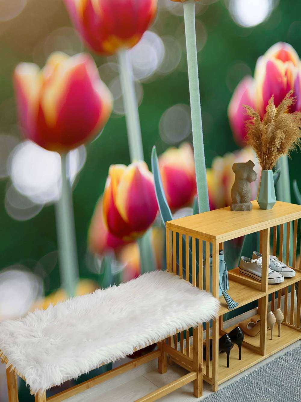 Czerwony z żółtymi tulipanami