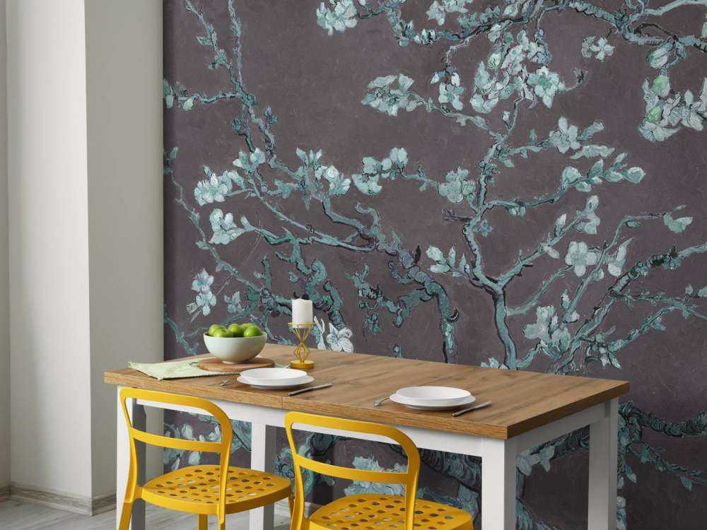 Kwiat migdałowca z niebieskim odcieniem