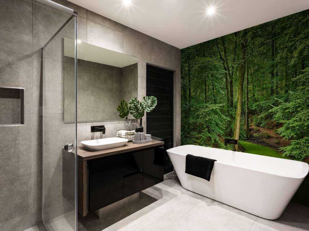 Strumień z kaczenicami w lesie