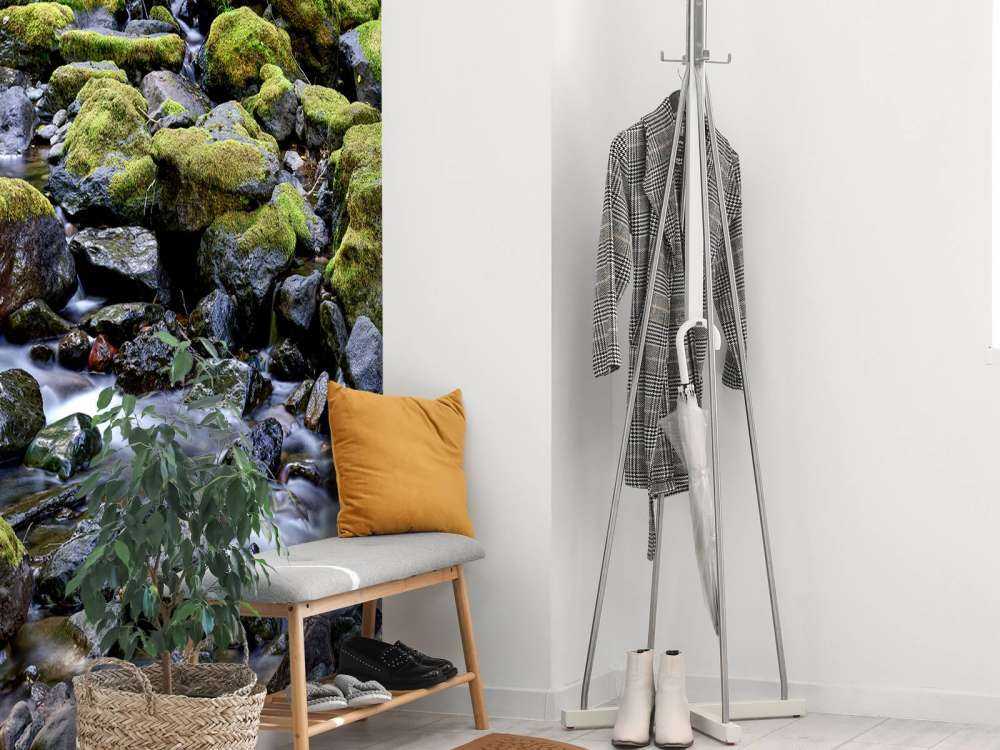 Bieżąca woda z głazami