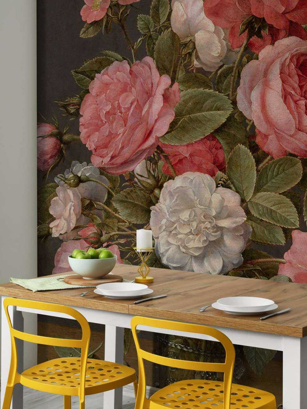 Róże w szklanym wazonie