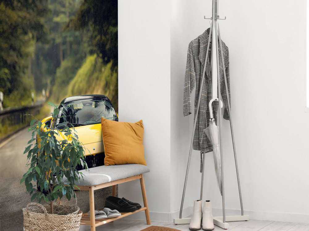 Maserati w zielonym lesie