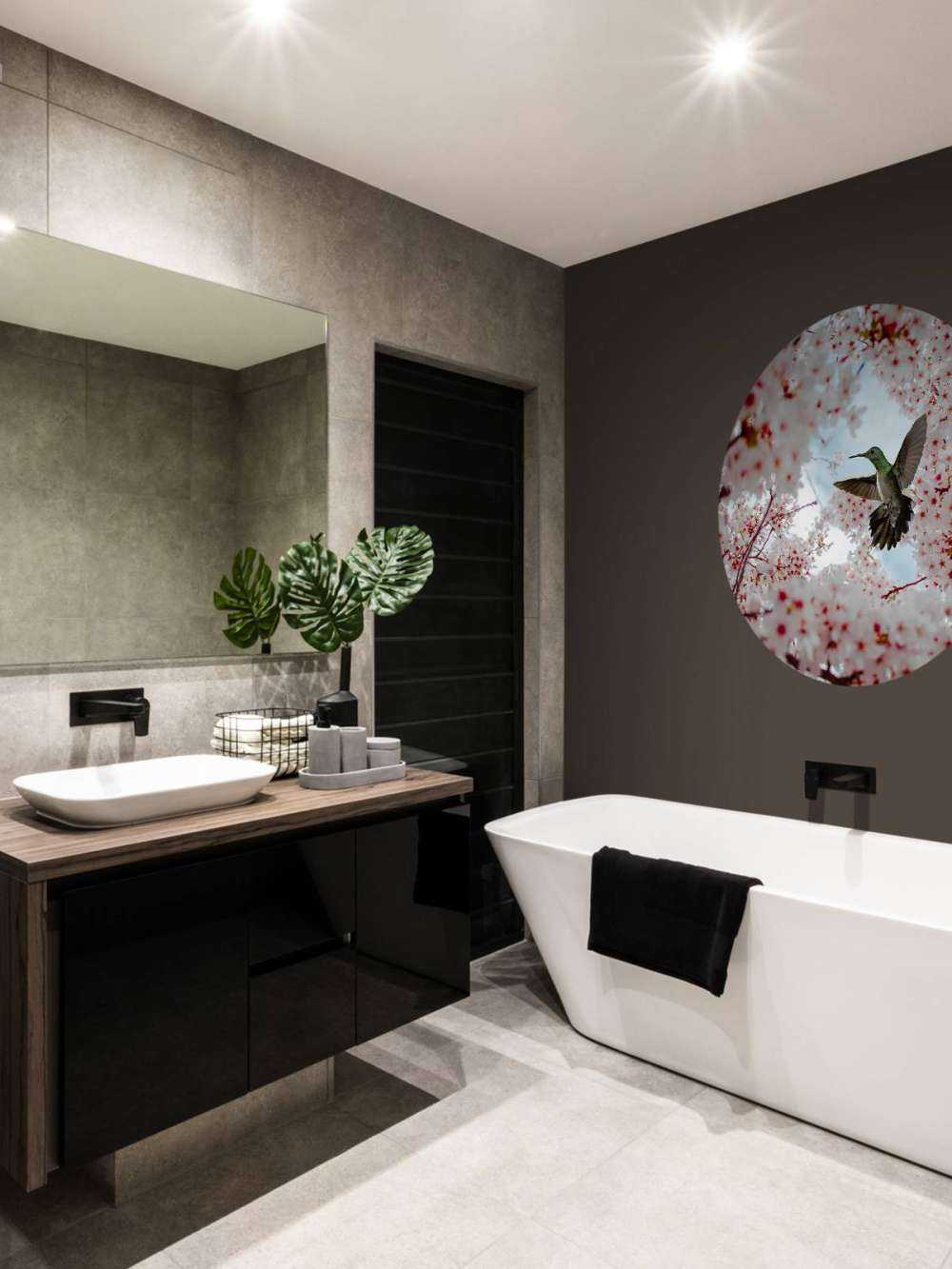 Koliber między kwiatami