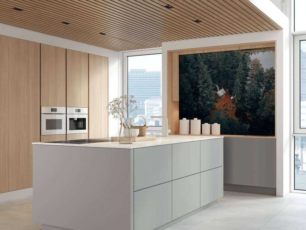 Domek otoczony lasem i jeziorami