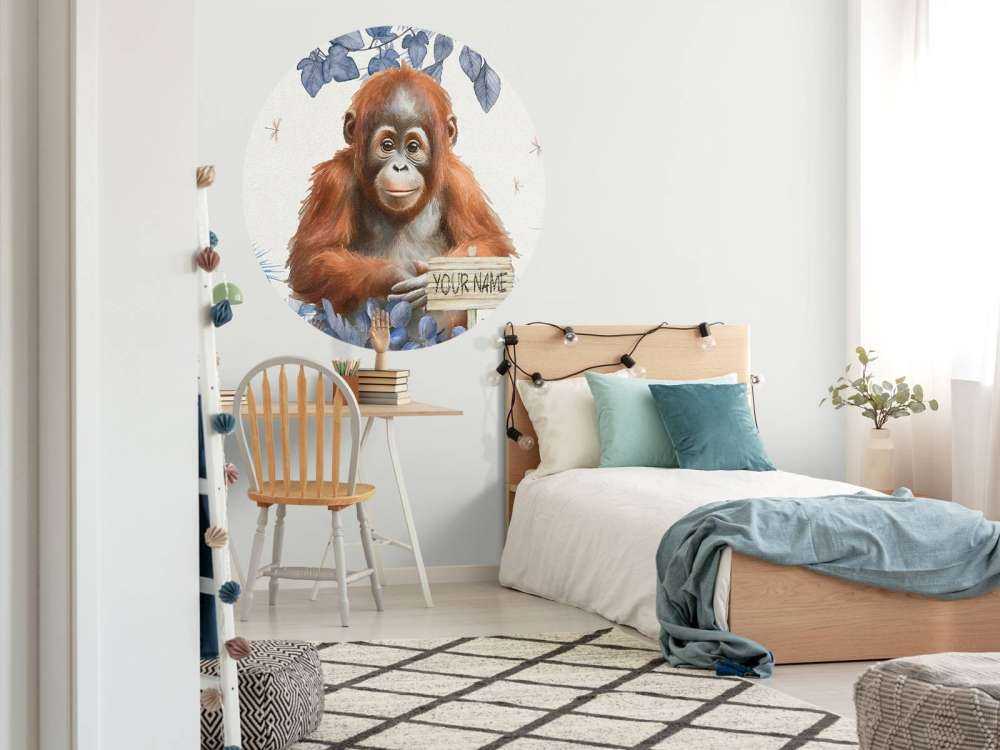 Młody orangutan w dżungli niebieski