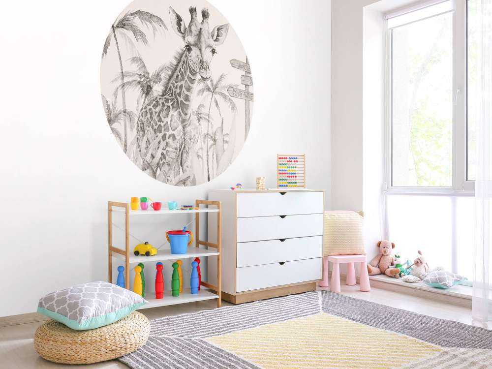 Mała żyrafa w beżowej dżungli