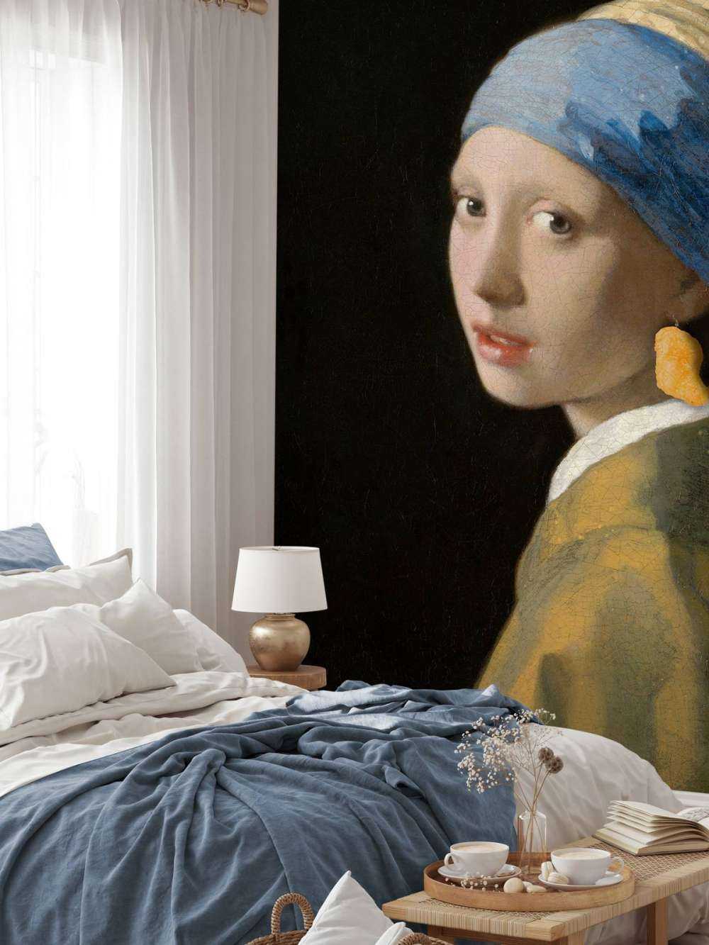 Dziewczyna z kawałkiem kurczaka