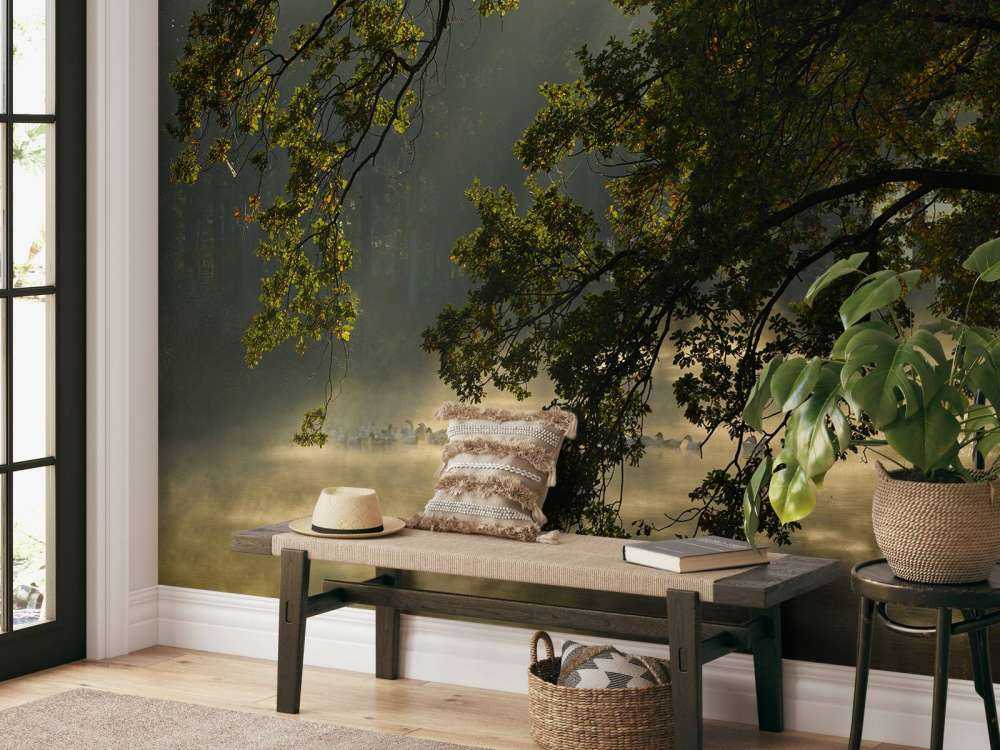 Zwisające gałęzie nad wodą