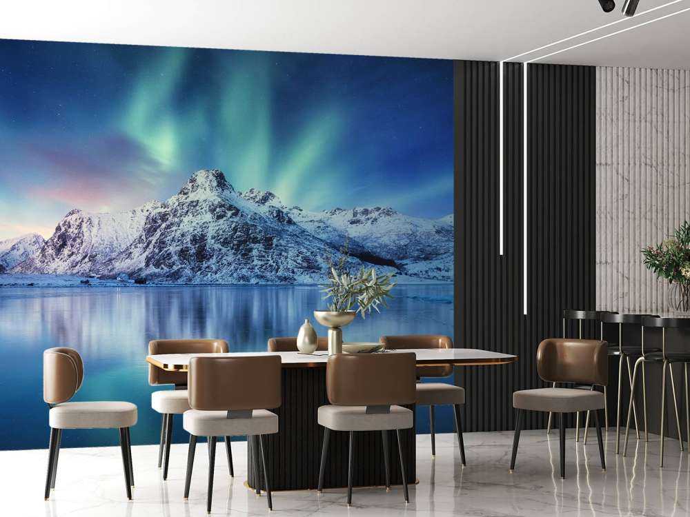 Północne światła nad zamarzniętym oceanem i górami