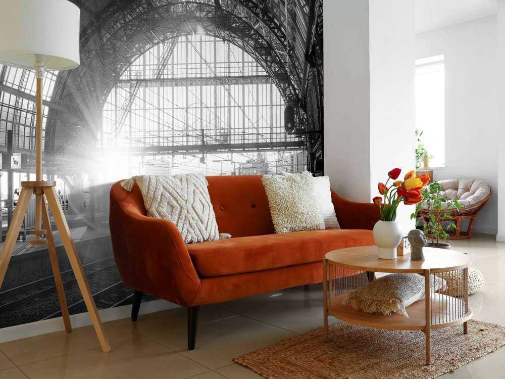 Wschód słońca na stacji w czerni i bieli