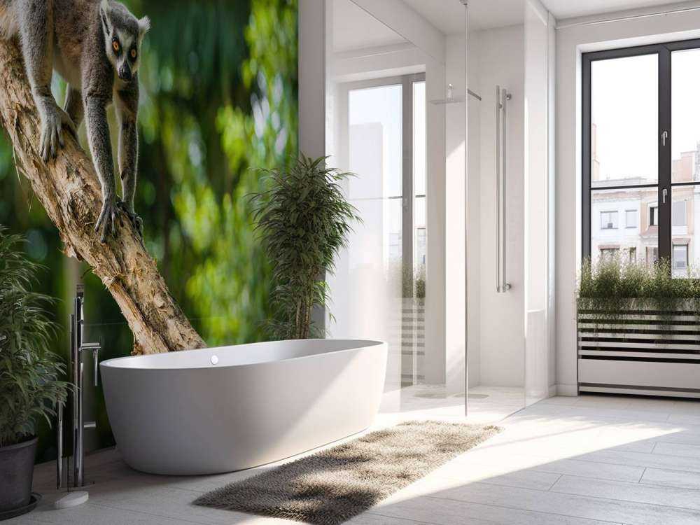 Małpa włochata na drzewie