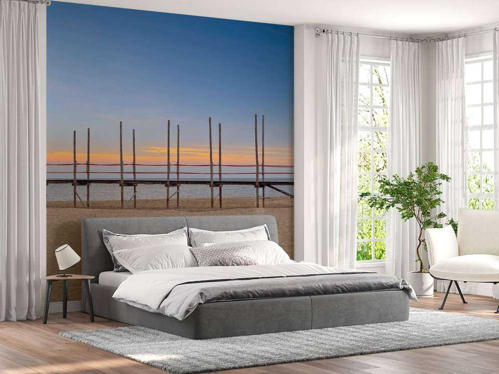 Długie molo z drewnianymi słupkami