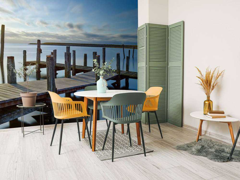 Drewniane molo o wschodzie słońca