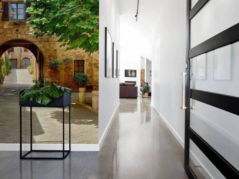 Ładna ulica z łukiem