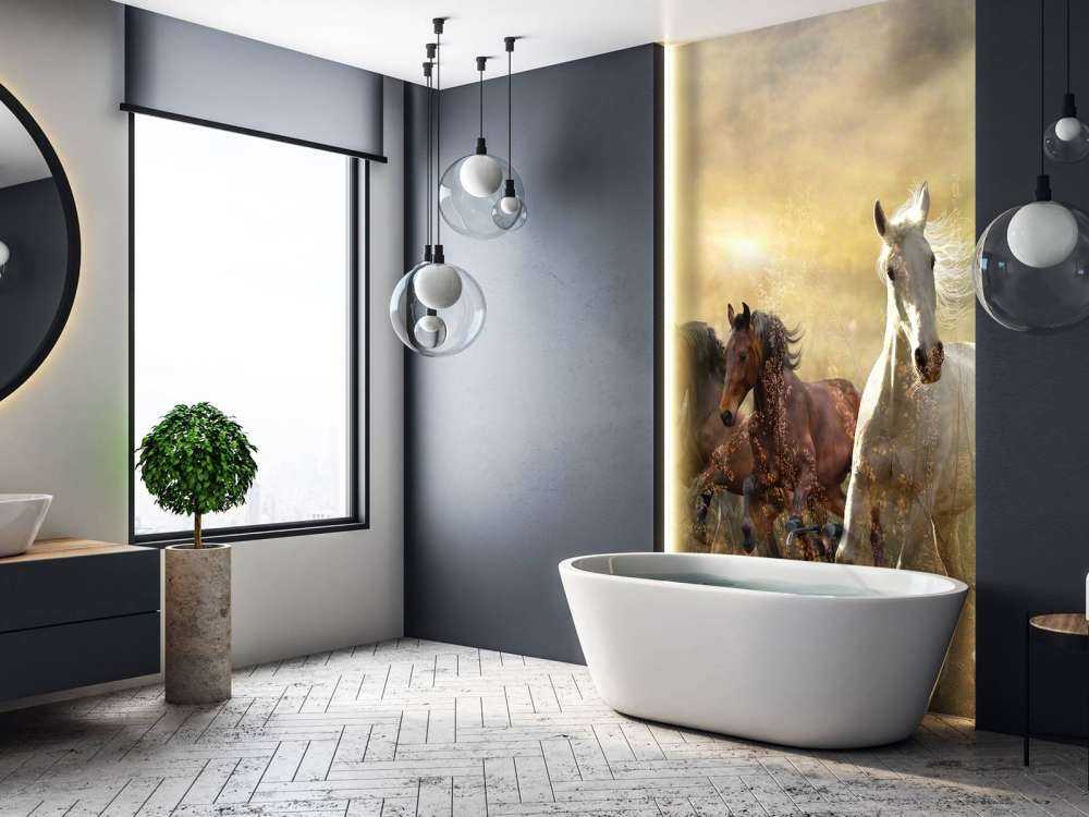 Konie galopujące o zachodzie słońca