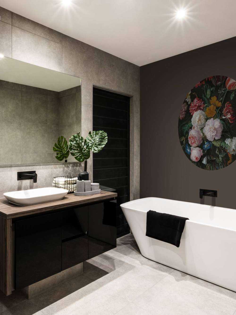 Martwa natura z kwiatami w szklanym wazonie.