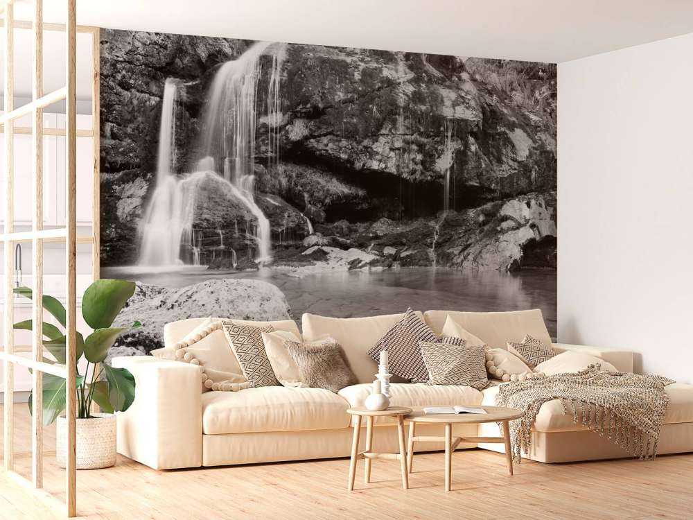 Wodospad nad kamiennym murem. 