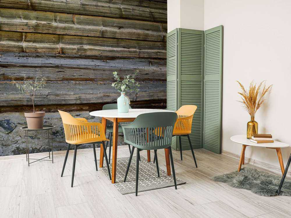 Drewno na kamiennej ścianie