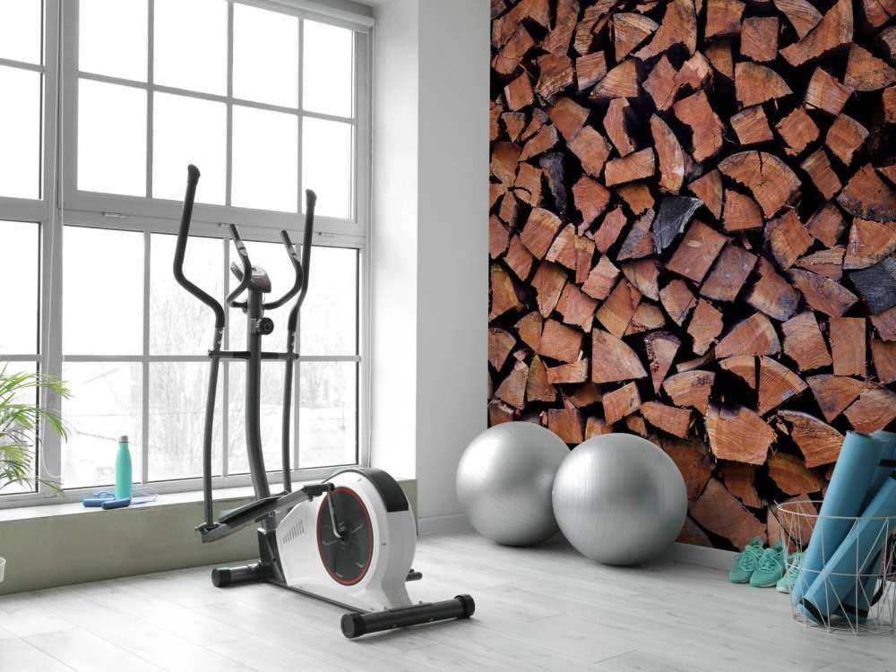 Rozłupywanie i układanie drewna w stosy