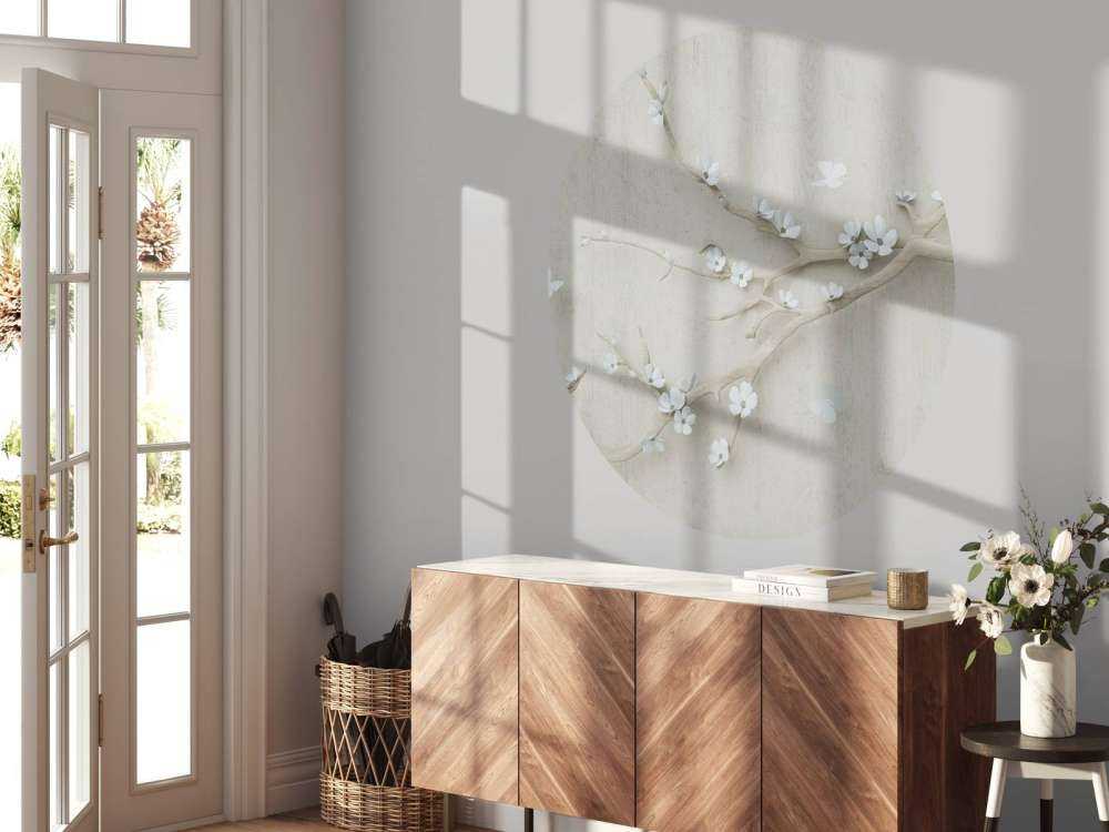 Gałązka z białymi kwiatami na drewnianym tle