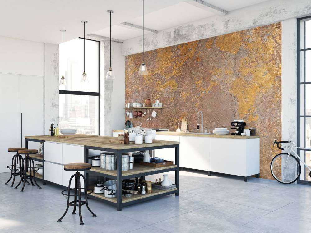 Stara ściana z żółtym stiukiem