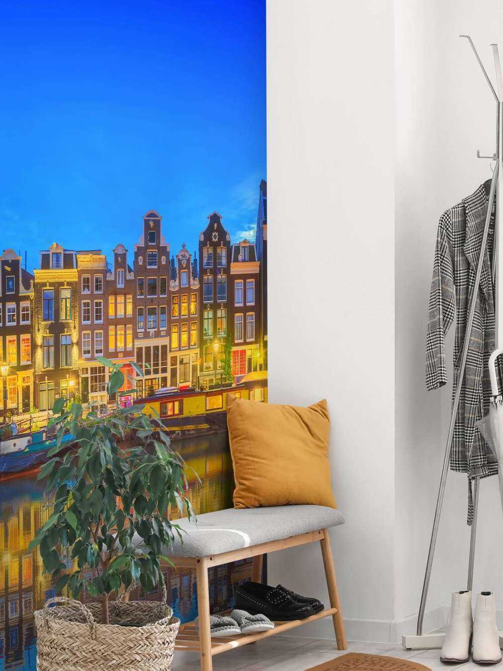 Kanał amsterdamski w nocy