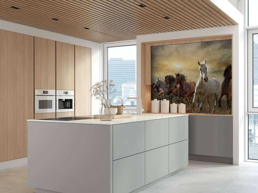 Konie galopujące o zachodzie słońca