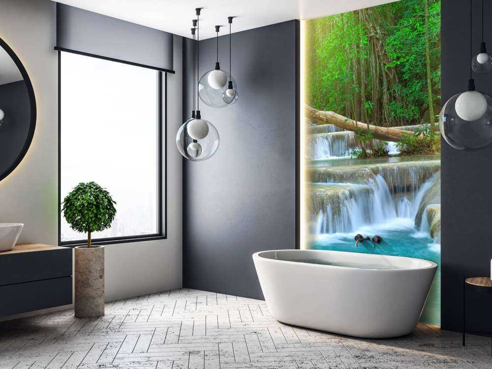 Szeroki wodospad w lesie