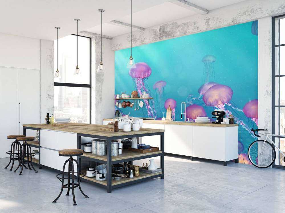 Różowe meduzy w niebieskim morzu