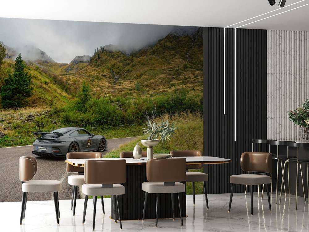 Sportowy samochód przez górską mgłę